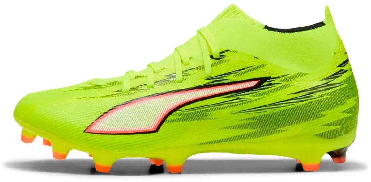 Puma Ultra 6 Match+ FG/AG voetbalschoenen in felgeel, EU 44 1/2, met technisch mesh bovenwerk en FastTrax-noppenontwerp.