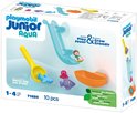 Doos met badspeelgoed: gele schep met haai, paarse vis, rode octopus, blauwe glijbaan en oranje bakje. Tekst: "playmobil JUNIOR AQUA".