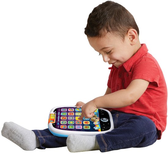 Jongen in rood shirt en spijkerbroek speelt met blauwe en witte VTech activiteiten tablet.