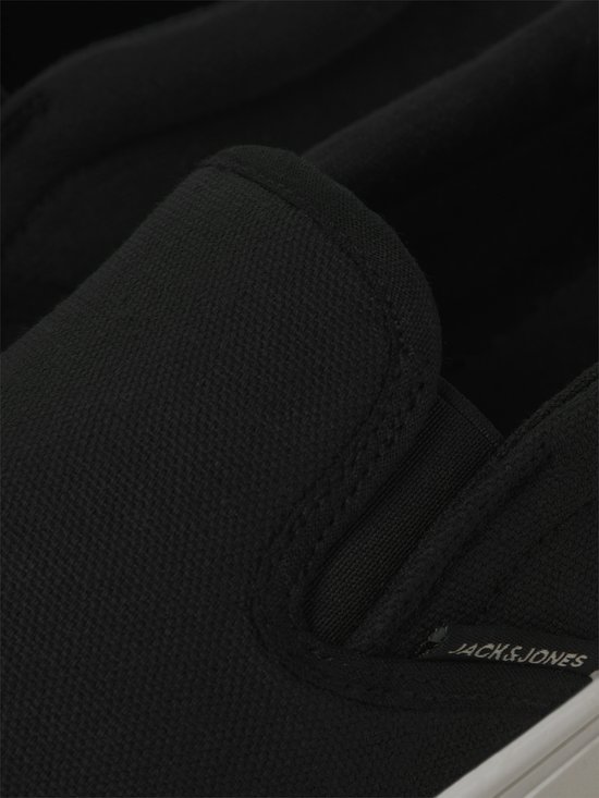 Close-up van een zwarte canvas sneaker met Jack & Jones logo.