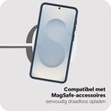 Donkerblauw telefoonhoesje compatibel met MagSafe-accessoires, met draadloos oplaadicoon.