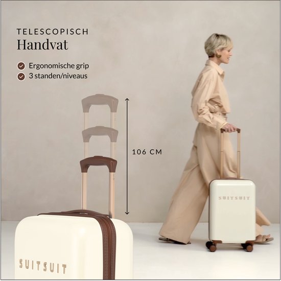 Femme avec un carré blond dans une tenue beige tenant une valise blanc cassé à roulettes avec une poignée télescopique.