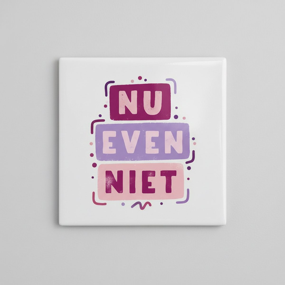 Grappige Nederlandse Tekst Keramische Tegel – “Nu Even Niet” – Speelse Decoratieve Wandteg