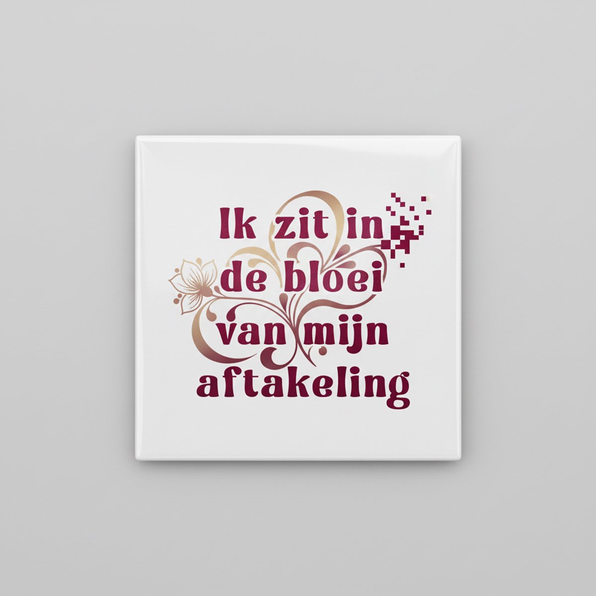 Grappige Nederlandse Quote Keramische Tegel 15x15 cm – “Ik zit in de bloei van mijn aftake