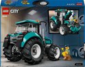 Achterkant van de doos van LEGO City Tractor 60498 met tractor en minifiguur.