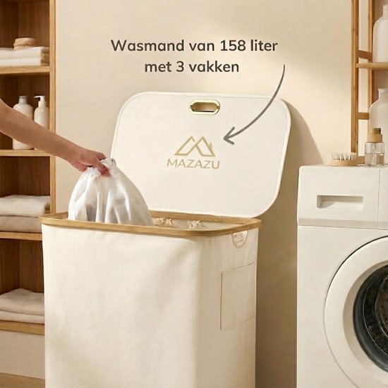Hand legt een zak wasgoed in een crèmekleurige wasmand met drie vakken, bamboe rand en deksel.
