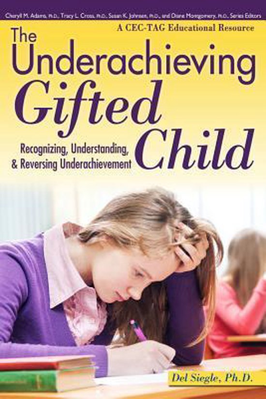 Boek "The Underachieving Gifted Child" met een meisje dat aan haar bureau zit en aan het schrijven is.