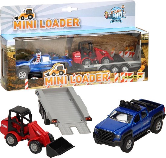 Een rode minishovel met zwarte cabine staat naast een blauwe pick-uptruck en een grijze open aanhanger in de verpakking.