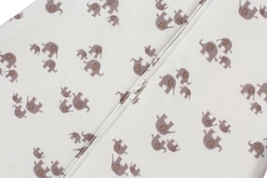 Detail van een witte babyslaapzak met grijze olifantenprint en ritssluiting.