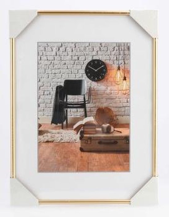 Gouden fotolijst met witte hoekbeschermers, interieurscène.