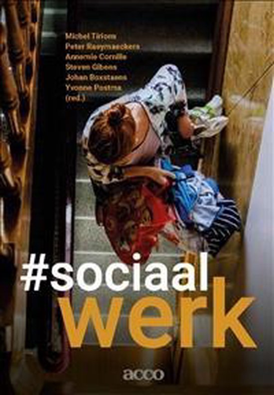 Couverture de livre avec une femme descendant un escalier avec des vêtements, texte #sociaal werk.
