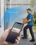 Bezorger met pakket wordt gedetecteerd met een 110° PIR bewegingsdetectiehoek, weergegeven op een telefoon.