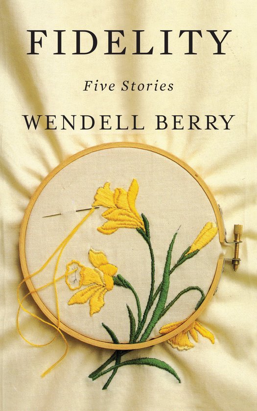 Boek "Fidelity" van Wendell Berry met geborduurde gele narcissen in een borduurring.
