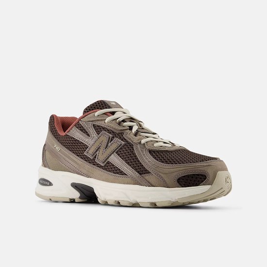 New Balance sneaker in bruin, beige en roodbruin met mesh en suède details.