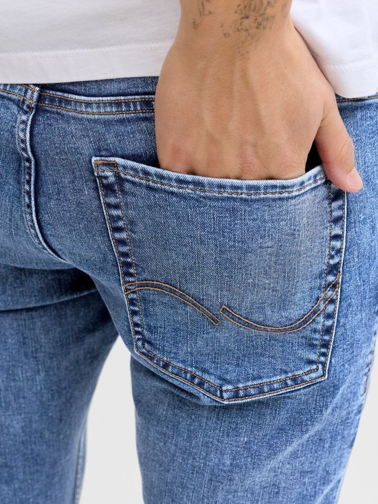 Detail van de achterzak van een jongens jeans in lichte wassing.