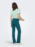 Model van achteren in lichtgroen t-shirt en donkergroene broek.
