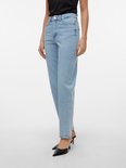 Model van opzij gezien in lichtblauwe jeans met een hoge taille en rechte pijpen. Draagt zwarte hakken.