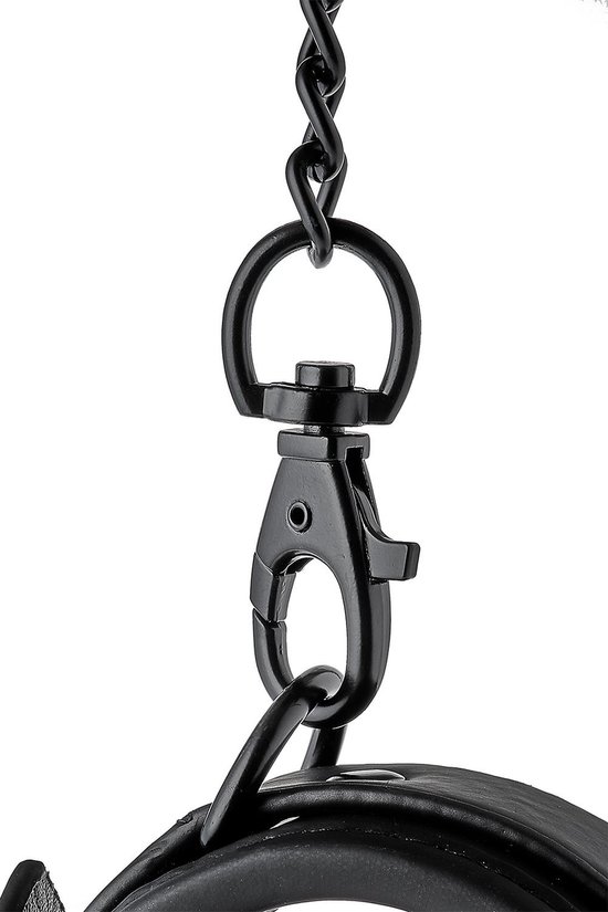 Zwarte metalen schakelketting, karabijnsluiting en ring.