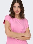 Close-up van model in roze Only Play T-shirt met korte mouwen.