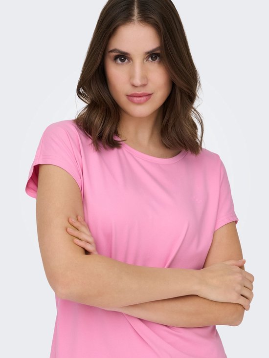 Close-up van model in roze Only Play T-shirt met korte mouwen.