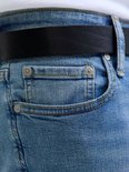 Close-up van de voorkant van een lichtblauwe jeans met riem en zak.