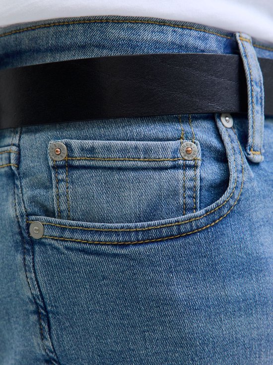 Close-up van de voorkant van een lichtblauwe jeans met riem en zak.
