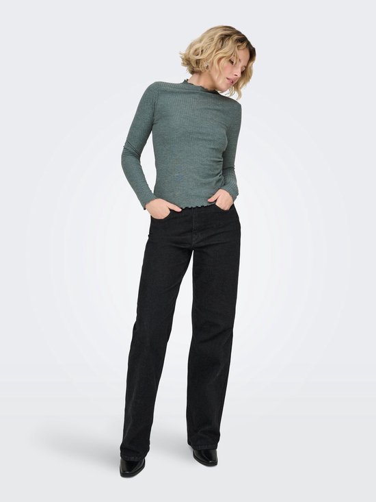 Groene coltrui met lange mouwen, gedragen door een vrouw met blond haar, met een zwarte broek.