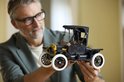 Man met bril kijkt naar de LEGO Icons Ford Model T.