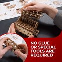 Bouw van een houten V8-motor model, waarbij de onderdelen met de hand worden geassembleerd. Tekst: NO GLUE OR SPECIAL TOOLS ARE REQUIRED.