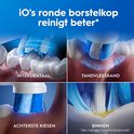 Animatie toont de ronde borstelkop van de iO die tanden reinigt tussen tanden, tandvleesrand, achterste kiezen en binnenkant.