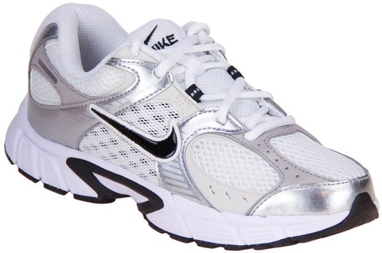 Zijzicht van een zilverkleurige en witte Nike sneaker met zwarte Swoosh.
