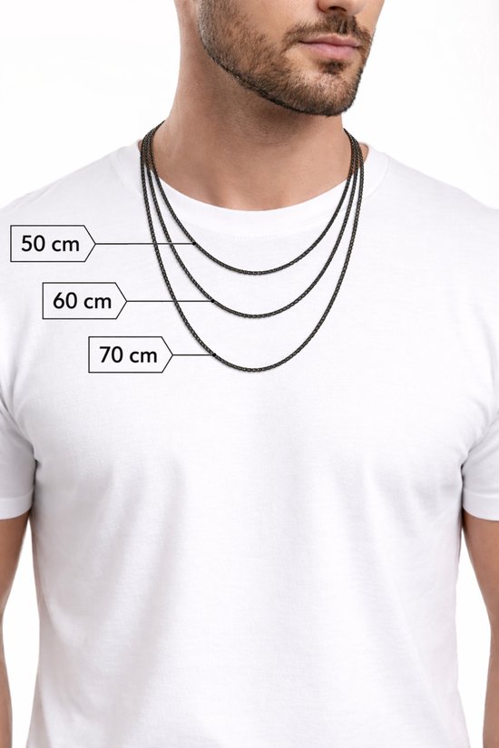 Man met een zilverkleurige Cubaanse koord ketting in 50, 60 en 70 cm.