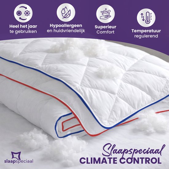 Detail van een wit dekbed met ruitpatroon, rode en blauwe bies. Losse vulling zichtbaar. Iconen: hele jaar, hypoallergeen, superieur comfort, temperatuur regulerend.
