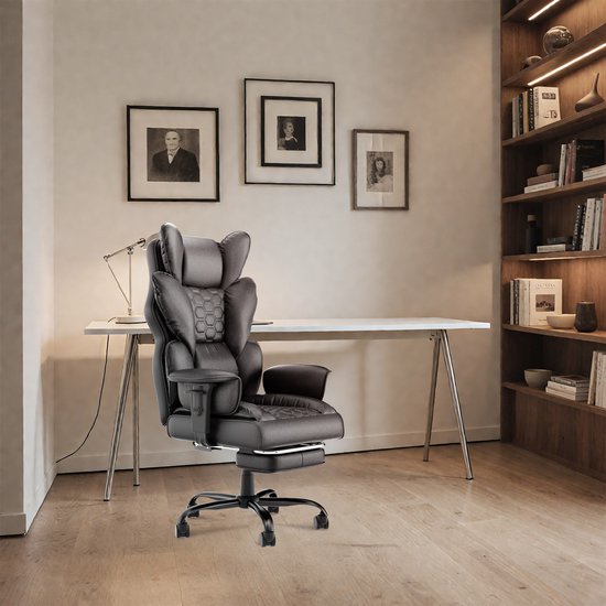 Zwarte ergonomische bureaustoel met hoge rugleuning, verstelbare hoofdsteun, armleuningen en voetensteun. De stoel staat in een kantoor met een bureau en boekenplank.