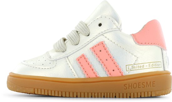Crèmekleurige sneaker met roze strepen, "Limited-Edition" tekst en "SHOESME" op de zool.