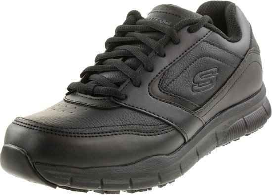 Zwarte Skechers veterschoen, schuin van voren gezien, met S-logo en slipbestendige zool.