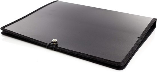 Zwarte, A4 gebonden koormap met een metalen sluiting, ideaal voor muziekpartituren.