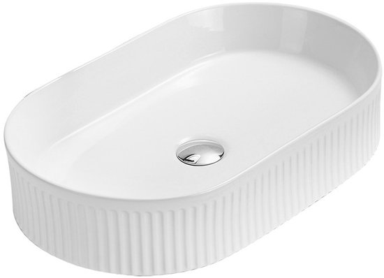 Witte, ovale wastafel met gegroefde zijkanten en een chroomkleurige afvoer.