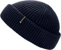 Donkerblauwe gebreide beanie met een omgeslagen rand, gedraaid, met een zwart label met het Aarkai logo.