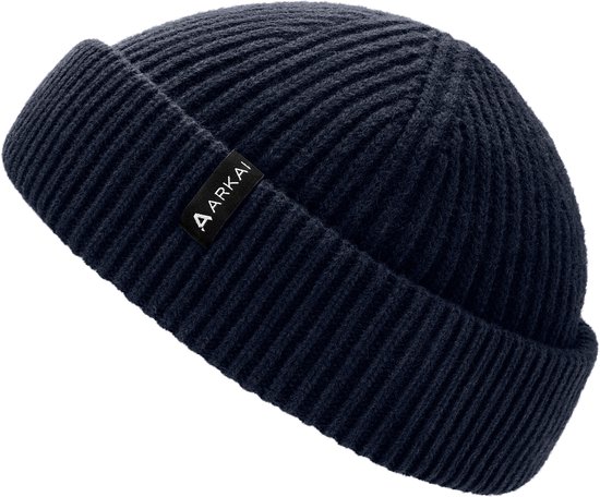 Donkerblauwe gebreide beanie met een omgeslagen rand, gedraaid, met een zwart label met het Aarkai logo.