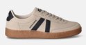 Crèmekleurige leren sneaker met zwarte strepen, bruine zool en 'Jack & Jones' logo.
