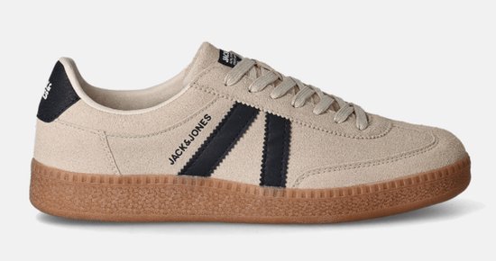 Crèmekleurige leren sneaker met zwarte strepen, bruine zool en 'Jack & Jones' logo.