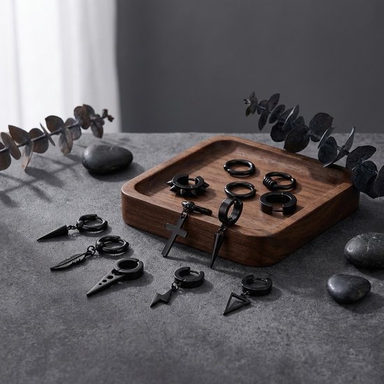 Set van 11 zwarte oorringen en hangers met kruis, veer, bliksem en punt designs.