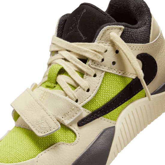 Close-up van een beige sneaker met limegroene stof, zwarte Swoosh en klittenbandsluiting.