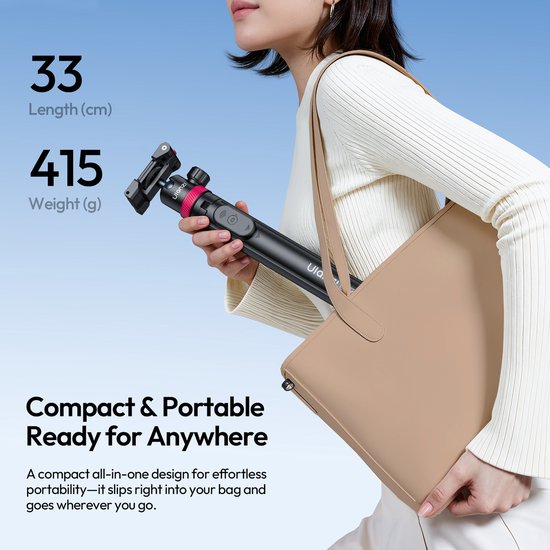 Vrouw met tas houdt compacte zwarte Ulanzi selfiestick/statief met rode details vast. Lengte 33cm, gewicht 415g.