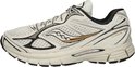 Zijaanzicht van een witte Saucony Guide 7 hardloopschoen met zwarte en gouden accenten.