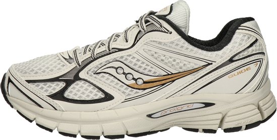 Zijaanzicht van een witte Saucony Guide 7 hardloopschoen met zwarte en gouden accenten.
