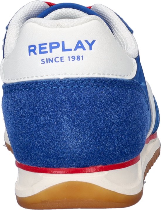 Achterkant van kobaltblauwe Replay sneaker met witte kraag met "REPLAY SINCE 1981".