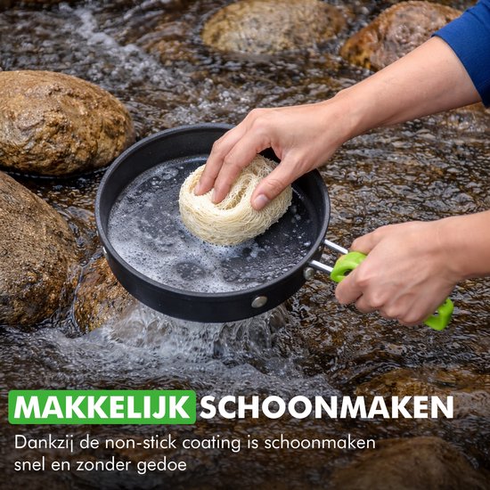 Handen maken een pan schoon met een spons in kabbelend water.