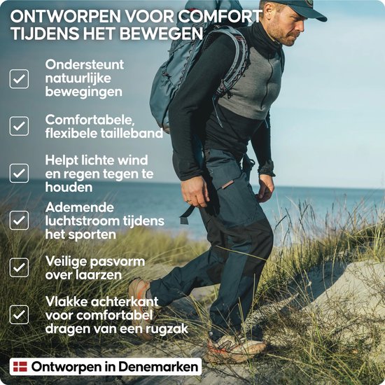 Man met rugzak in donkerblauwe wandelbroek, zittend op de heide.